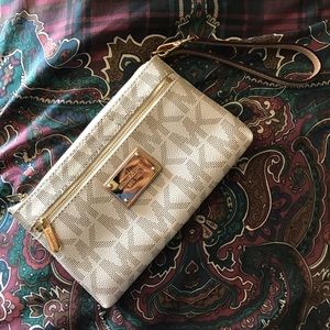 Micheal Kors Wristlet